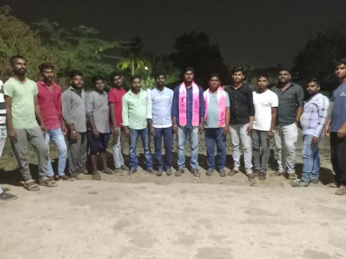 RudraVenkat2's tweet photo. టిఆర్ఎస్ పార్టీ మణుగూరు పట్టణ యువజన విభాగం ఆధ్వర్యంలో గాంధీ బొమ్మ సెంటర్ లో 
 గాంధీ బొమ్మ సెంటర్ లో యువతను కలిసి అక్కడ ఉన్నటువంటి సమస్యలను అడిగి తెలుసుకోవడం జరిగింది వారి సమస్యను ఎమ్మెల్యే గారి దృష్టికి తీసుకోనివెల్లి త్వరగా  పరిష్కరిస్తామని. వారికి తెలియజేయడం జరిగింది. https://t.co/HZO2jDn3tc