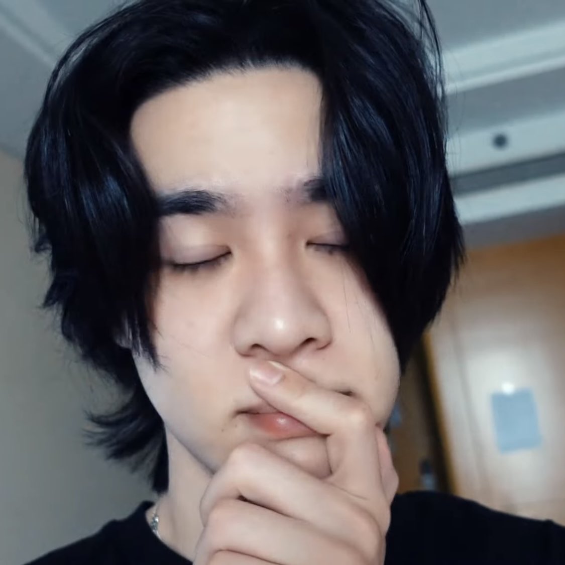 ForeverRaindrop's tweet photo. Long hair Kun. That’s it that’s all I came here to say. #WayVlog https://t.co/43539peCkU