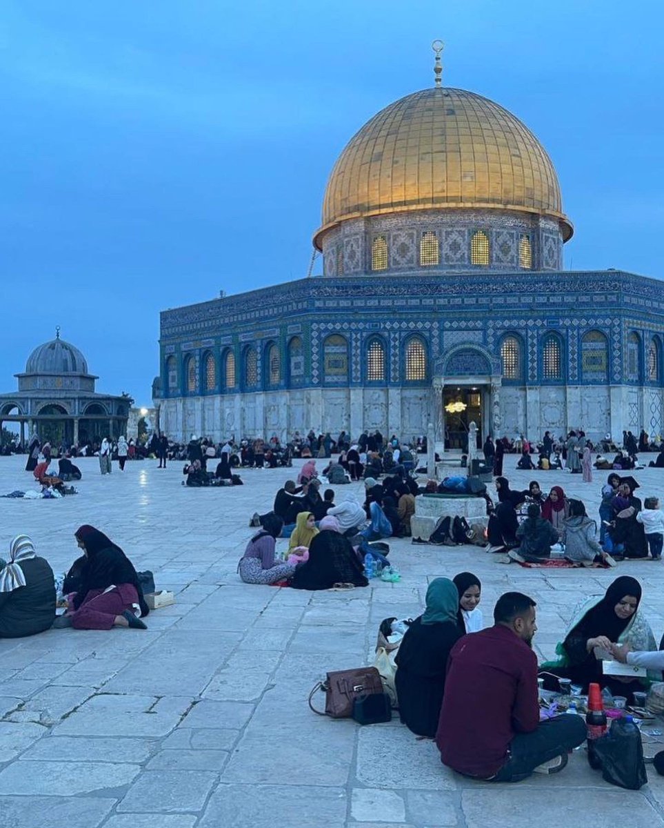 Alhamdhulillaah's tweet image. ʾIfṭār in Masjid al-ʾAqṣā🇵🇸. May Allāh protect them from the oppressors.