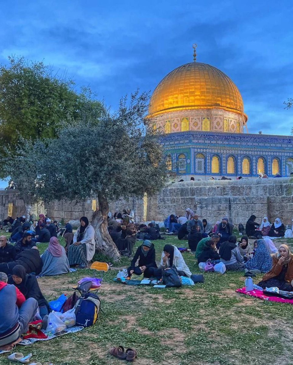 Alhamdhulillaah's tweet image. ʾIfṭār in Masjid al-ʾAqṣā🇵🇸. May Allāh protect them from the oppressors.