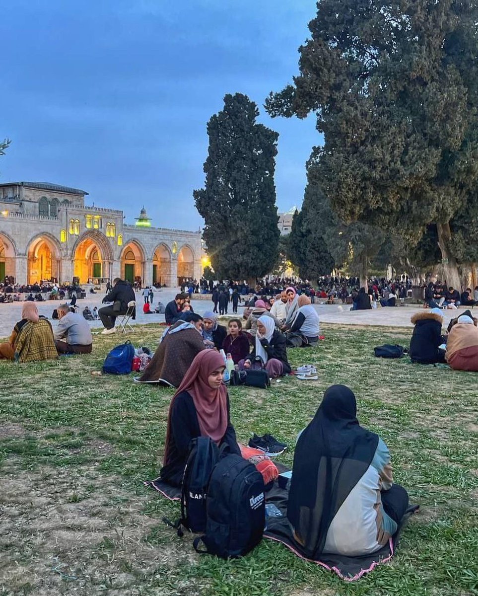 Alhamdhulillaah's tweet image. ʾIfṭār in Masjid al-ʾAqṣā🇵🇸. May Allāh protect them from the oppressors.