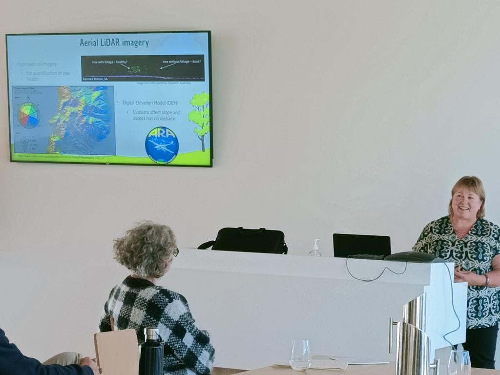 Donna Fitzgerald, #PlayfordAward winner of <a href="/UniversitySA/">UniSA</a> presenting an outline of her honours research project on #stringybark #dieback at a steering group meeting in Mount Barker yesterday.