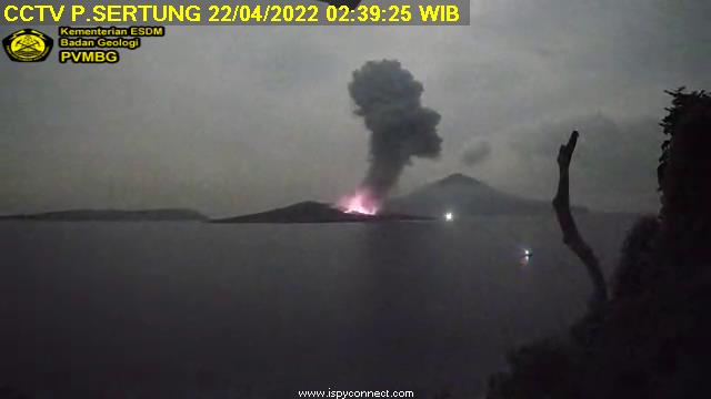 Erupsi #Anak Krakatau 22/04/2022 pukul 02:37 WIB, tercatat di seismogram dengan amplitudo 60 mm, durasi 45 dtk. Kolom erupsi berwarna hitam tebal arah condong ke barat daya, tinggi 1.500 m diatas puncak. (Sumber: PVMBG-BadanGeologi).