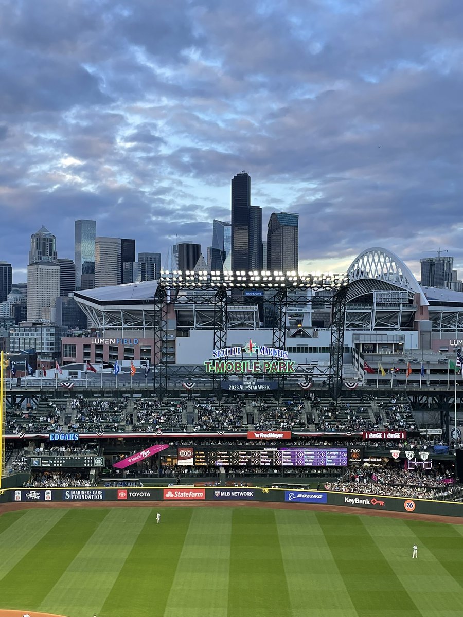 Watching the <a href="/Mariners/">Seattle Mariners</a> do work in the Attle! #SeaUsRise