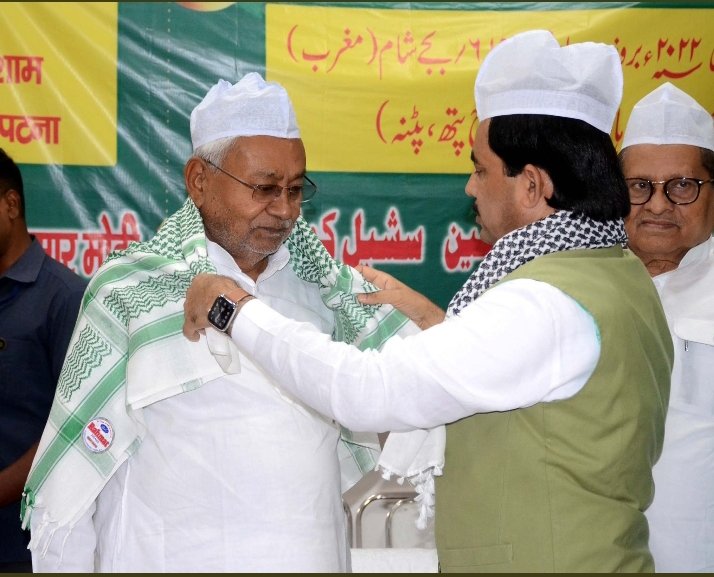 Akhilesh yadav ji aap bhi iftar party me gai they aap ka topi aur rumaal keha hai kuch sikho apney bado se