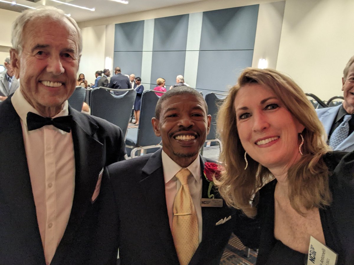 debbieantonelli's tweet image. Congrats to @MuggsyBogues on his induction into the @NCSHOF Class of 2022 also w/ Coach Eddie Biedenbach
