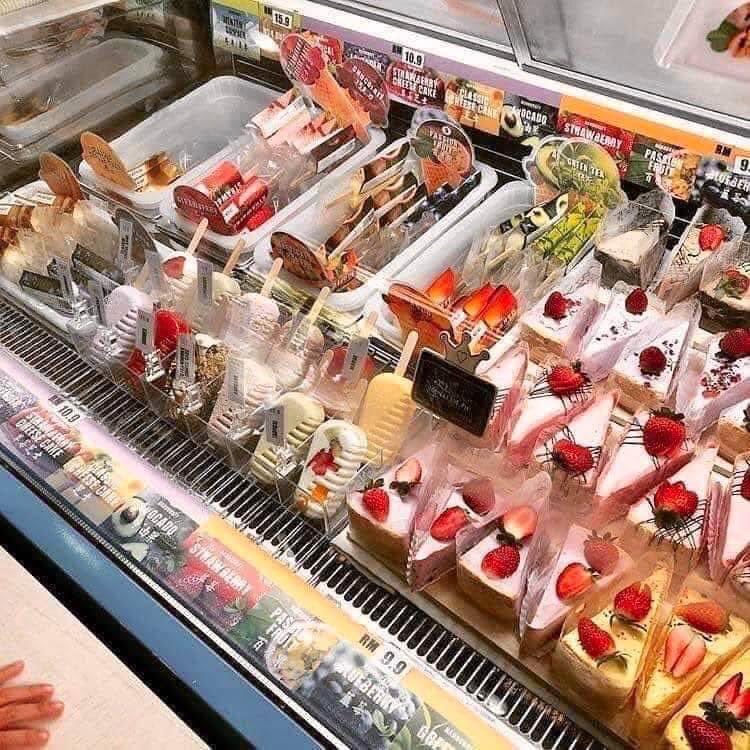 MalaysianFoods's tweet photo. Jika ke Cameron Highlands, anda wajib datang ke sini.  Syurga Aiskrim , Coklat , Kek di Avant Chocolate &amp; Ice Cream, Cameron Highlands. 🍦🍫

Avant Chocolate &amp; Ice Cream Cameron Highlands 
📌11, Taman Matahari Cerah, Kampung Raja, 39010, Cameron Highlands, Pahang https://t.co/iTEJYQNktE