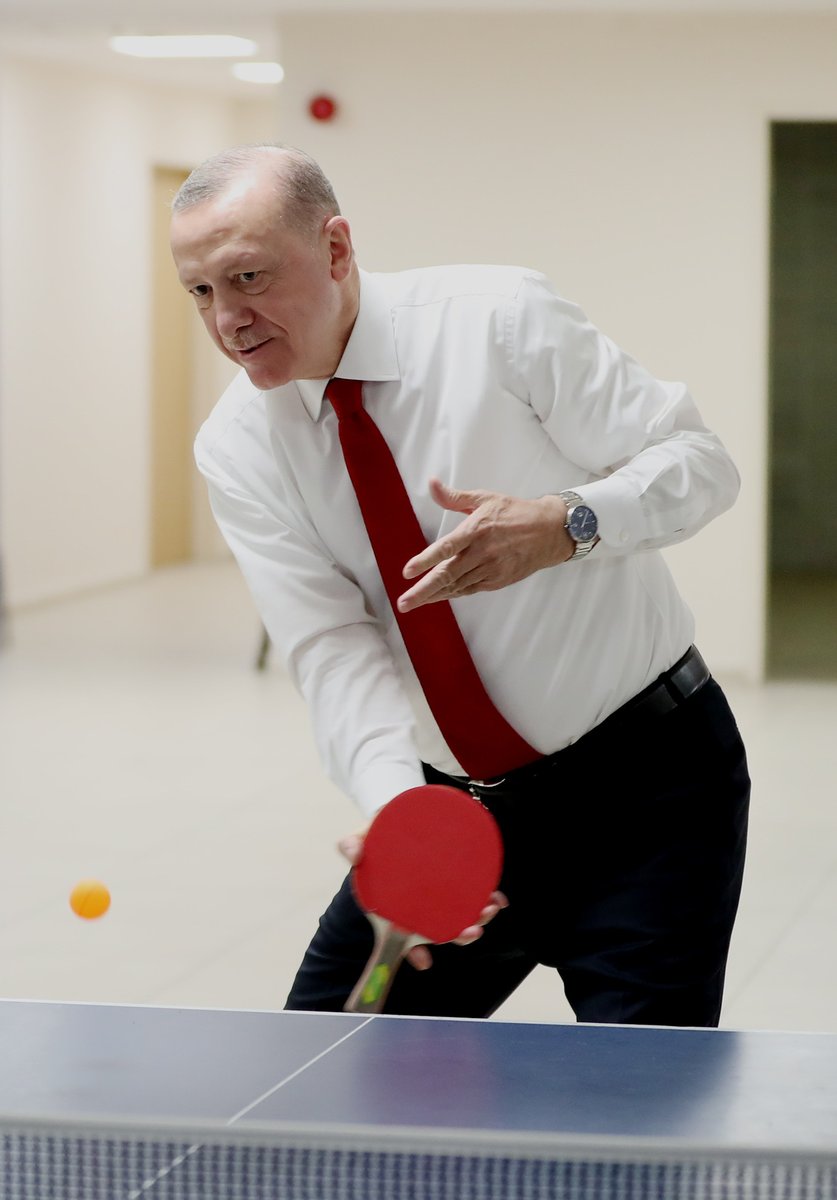 hetenketenabi's tweet image. Maaşallah diyelim...
(Bu arada gravatın göbeğe sıkıştırılması detayı:)))