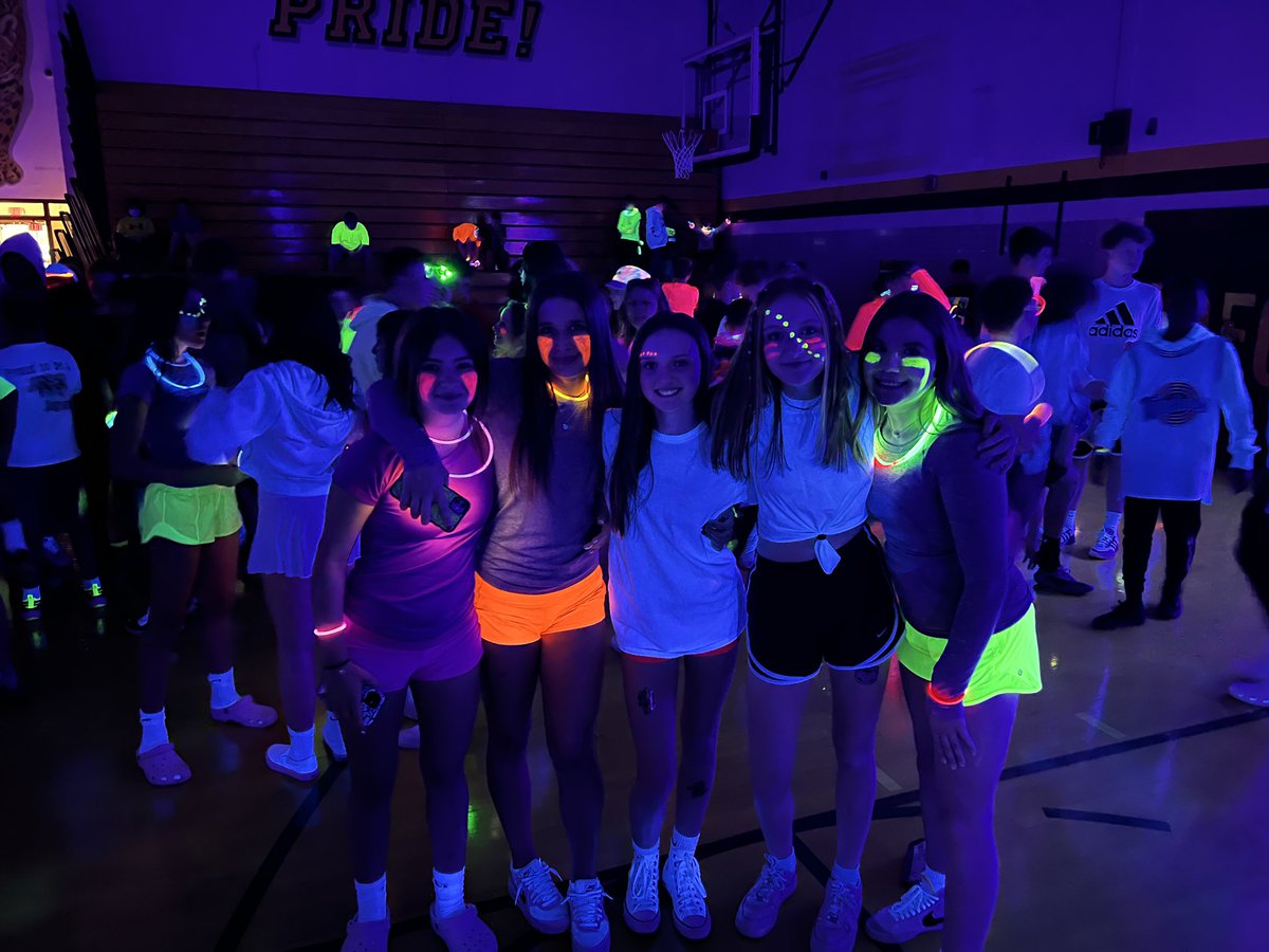 CouncilPhms's tweet photo. The PHMS NEON PARTY is the place to be! @phmsjaguars @wertj @wjhsd https://t.co/gHPwaqI0h8