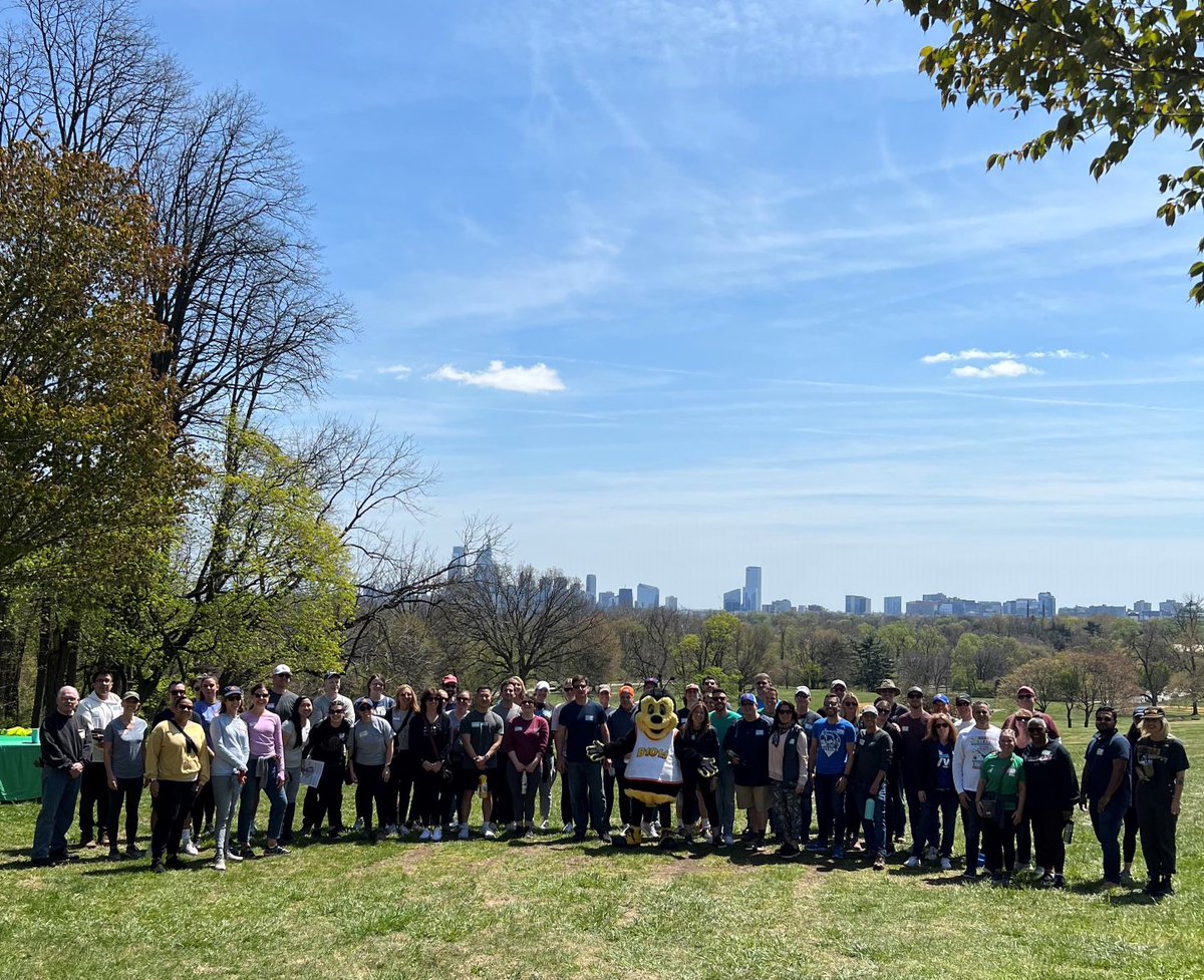 Special day at ⁦<a href="/Audacy/">Audacy</a>⁩ as we celebrated Earth Day with #1Day1Thing projects in 47 cities across the country.   Great working with the Philadelphia team clearing brush and cleaning up Fairmount Park on a beautiful April afternoon.