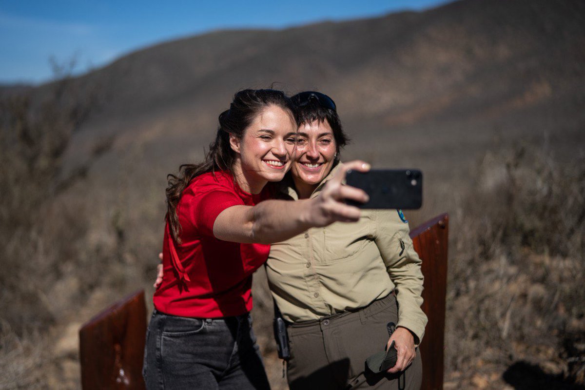 IrinaKaramanos's tweet photo. La Tierra es un organismo y debemos entenderla desde una relación de reciprocidad. No trabajar por ello activamente, es usarla tal como todo lo que creemos desechable. Un cambio cultural es urgente para poder coexistir. #DíaDeLaTierra 🌎🌱 https://t.co/1g2Olk7hxF