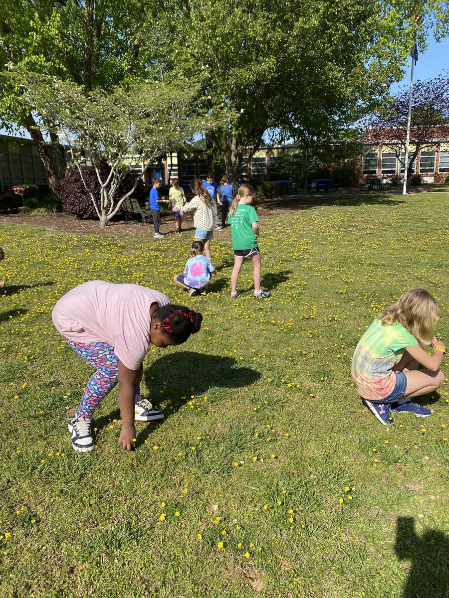 kendra_randolph's tweet photo. Today we made nature bracelets for Earth Day! 🌎 Too cute, and so much fun to make! @AlantonAstros @twinjamom https://t.co/kezXs24F53