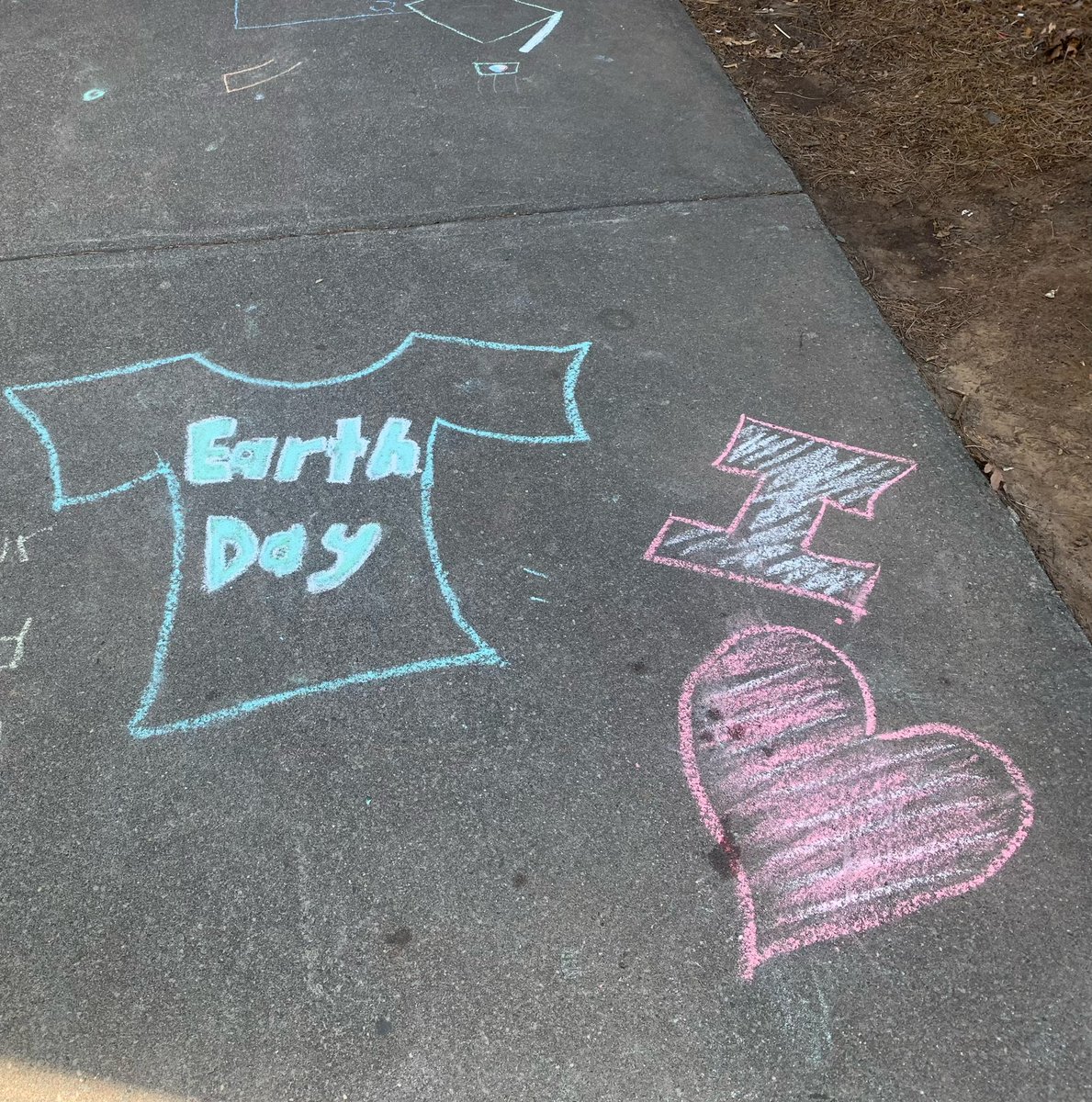 CMS_Hornets's tweet photo. 7th grade celebrating Earth Day 2022 https://t.co/Z4Zm5qHQTz