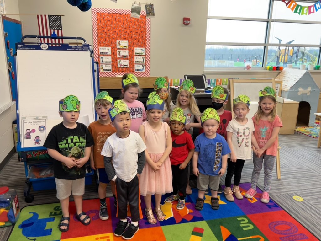 jennhulledu's tweet photo. For Earth Day, these little Lions worked so hard picking up trash and planting new to us seeds in the garden- tatsoi! 🌎 🌱 #earlyedsmsd @LHLionsSMSD @KC_Gardens https://t.co/raaxhnju0o