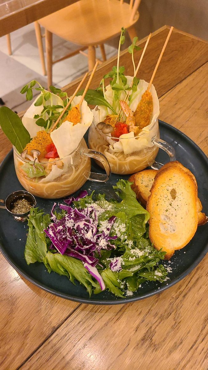 kimono_ramen's tweet photo. 『クリームキッチン新世界店』
浪速のｷﾝｸﾞｵﾌﾞﾎﾟｯﾌﾟ、ﾏｲｹﾙｼﾞｬｸﾄﾝさんとｶﾞﾁﾝｺﾗｰﾒﾝ道平井さんがタッグを組んで新世界に新たなﾌﾞｰﾑを巻き起こさんと昨日発売開始の『串カツラーメン』ｸﾘｰﾐｰな牡蠣ｽｰﾌﾟは濃厚で串カツを浸しても美味しい‼️ https://t.co/kgYOiHO7Sl
