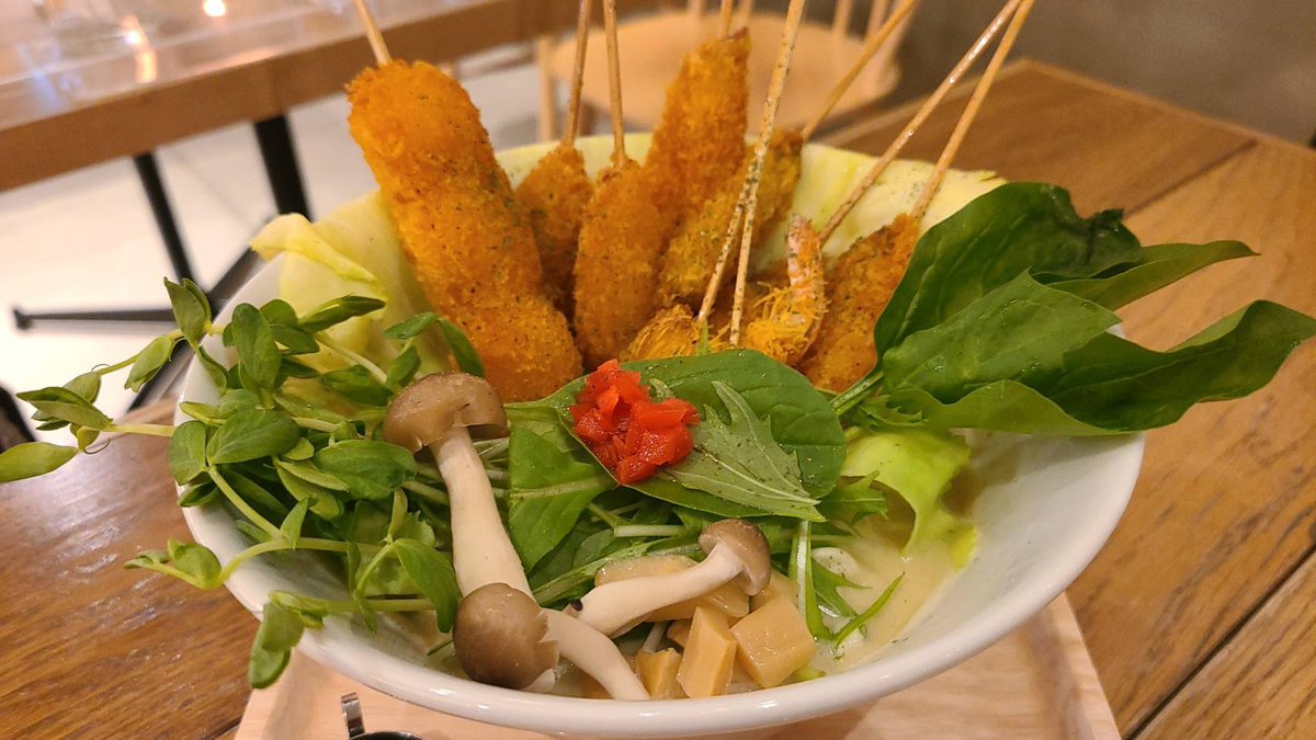 kimono_ramen's tweet photo. 『クリームキッチン新世界店』
浪速のｷﾝｸﾞｵﾌﾞﾎﾟｯﾌﾟ、ﾏｲｹﾙｼﾞｬｸﾄﾝさんとｶﾞﾁﾝｺﾗｰﾒﾝ道平井さんがタッグを組んで新世界に新たなﾌﾞｰﾑを巻き起こさんと昨日発売開始の『串カツラーメン』ｸﾘｰﾐｰな牡蠣ｽｰﾌﾟは濃厚で串カツを浸しても美味しい‼️ https://t.co/kgYOiHO7Sl