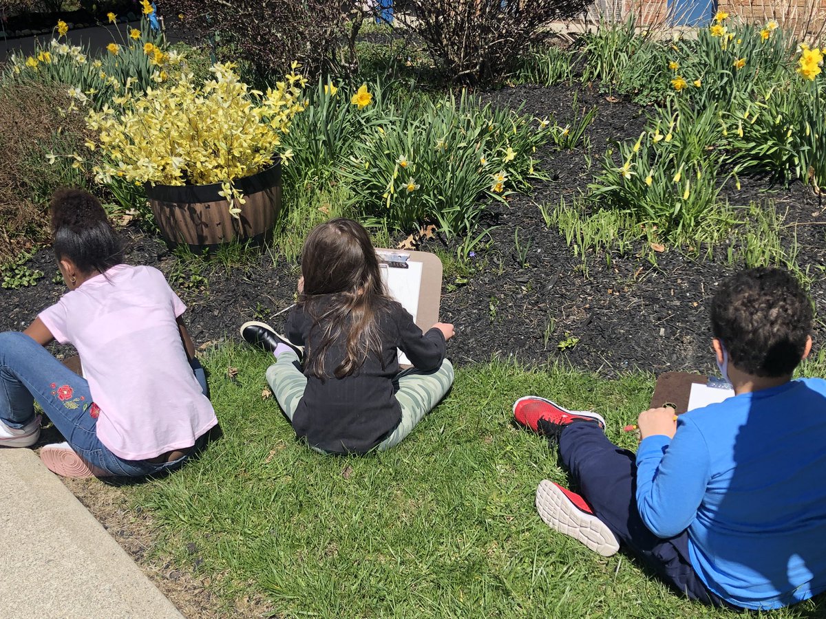 Taking advantage of this beautiful Earth Day with a little observational drawing with <a href="/Patiro_UGL/">Samantha Patiro</a> ‘s class.