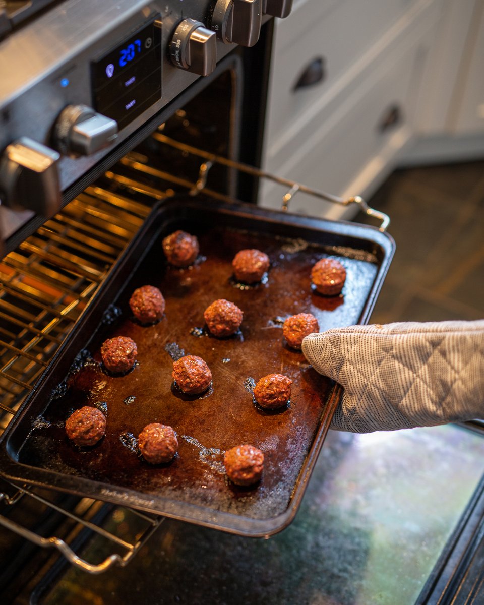 Is that the smell of 12 perfectly cooked meatballs fresh out the oven? It’s so good, we’re surprised its not coming through your phone.