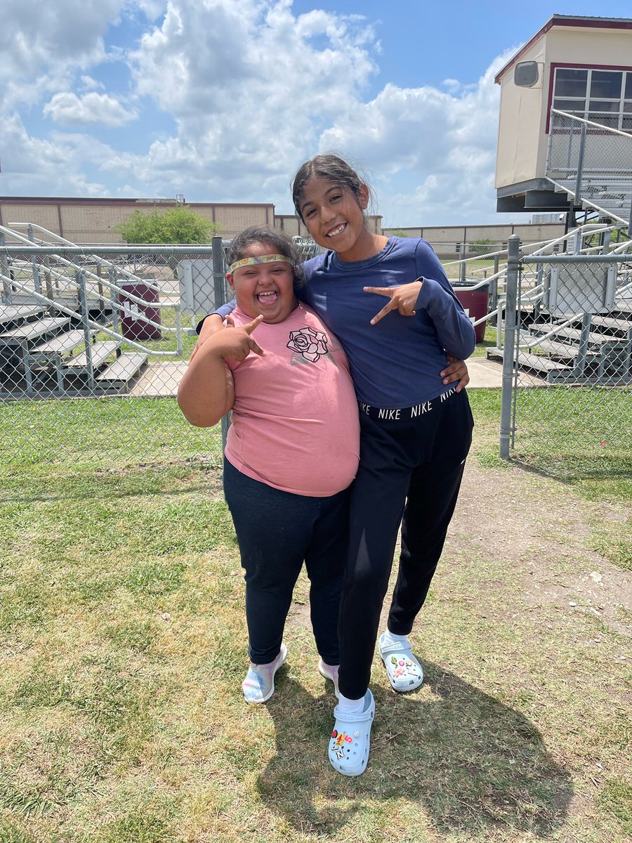 monicalerma_'s tweet photo. because these besties are just too cute to not post 😍 #AllMeansAll https://t.co/BNcFeBa3Zw