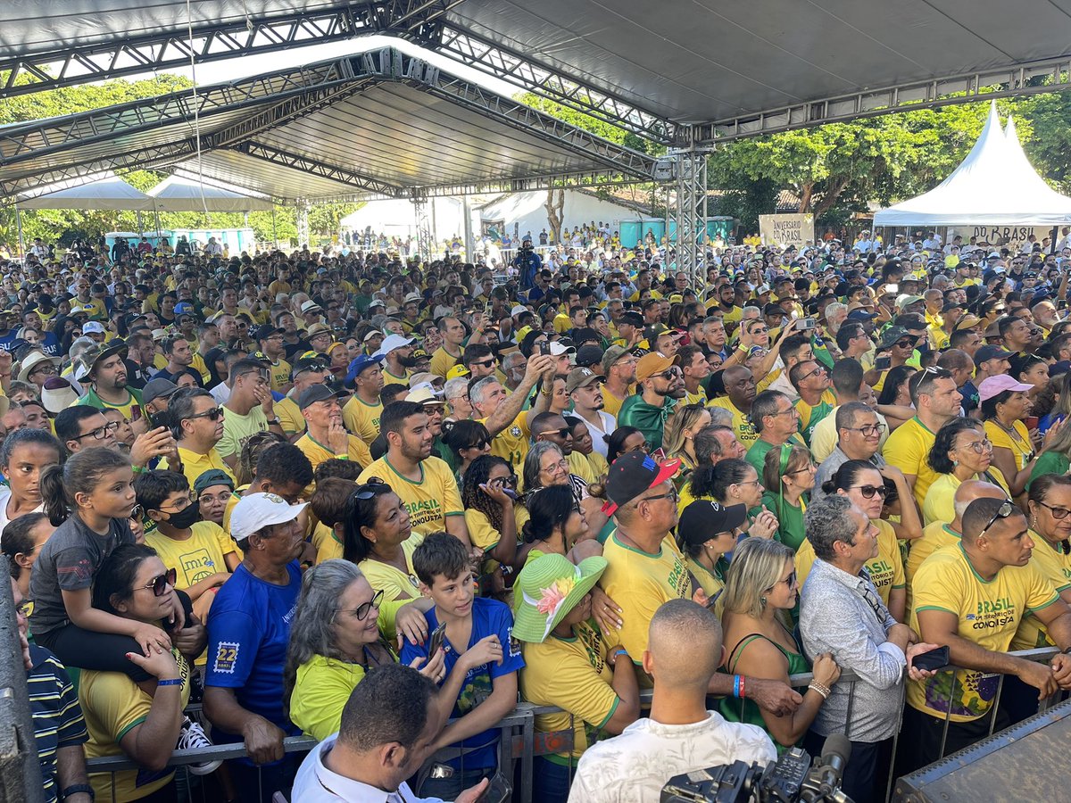 BolsonaroSP's tweet photo. Baêa, pai! Aquela energia incrível! Obrigado pelo carinho com meu pai @jairbolsonaro hoje e sempre🇧🇷🙏 https://t.co/fE6jYTCMSM