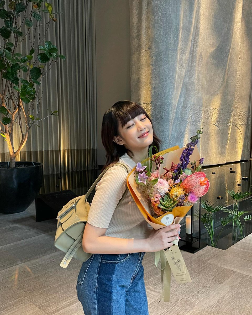 promvia's tweet photo. • Support boyfriend • #kangnicha

“Liat aku bawa apa?”
“Babe...🥺”
“Congrats ya sayang🥰 sudah dipilih jadi pemeran utama”
“Thank you babe🤗”

by promvia. https://t.co/gGTnSpfxpT