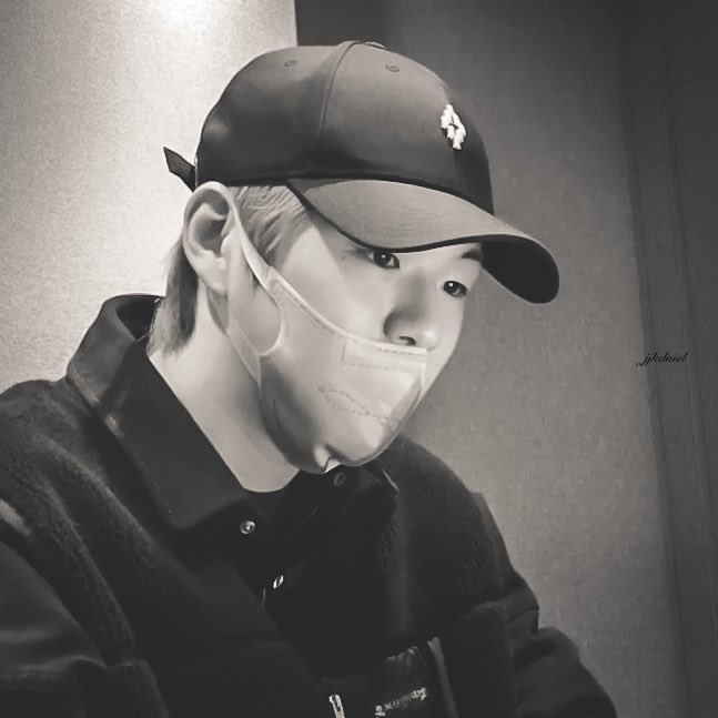 강다니엘 특: 앞니 가리면 덜 애기같아보임