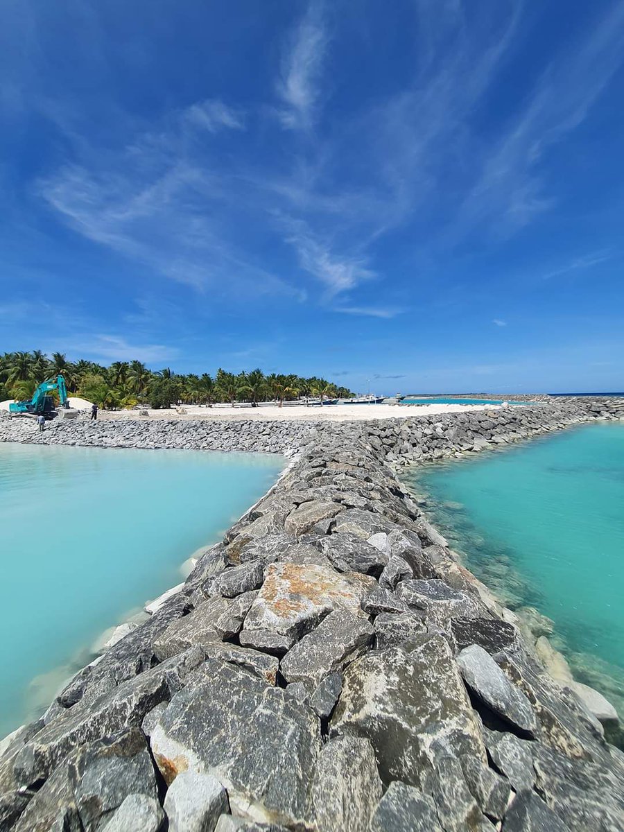 iburahimali's tweet image. ފ.ދަރަނބޫދޫ ބަނދަރު އަޕްގްރޭޑް ކުރުމުގެ މަޝްރޫޢު  ދަށުން ރިވެޓްމެންޓް ޖެހުމުގެ މަސައްކަތްކޮށް މިއަދު ނިންމާލައިފި. 
#ongoingprojects #Heyoverikan