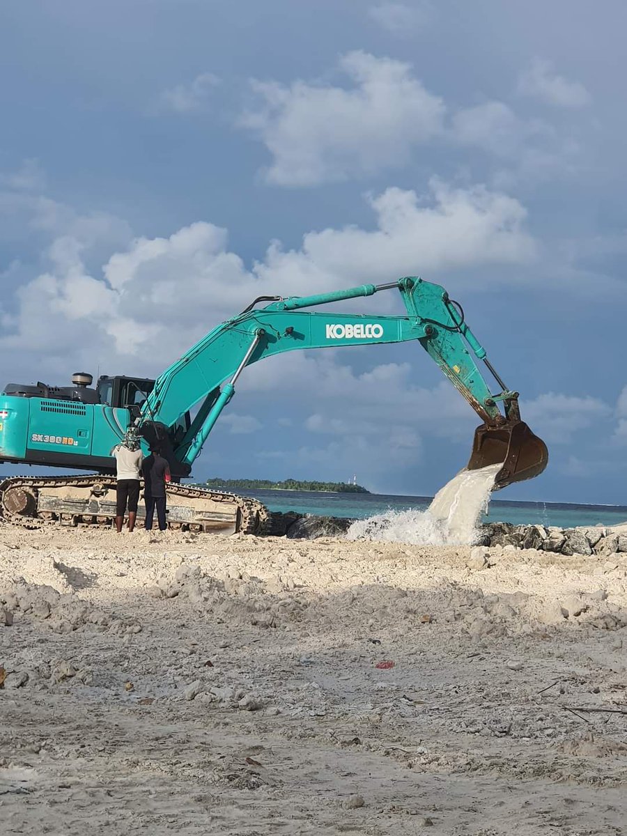 iburahimali's tweet image. ފ.ދަރަނބޫދޫ ބަނދަރު އަޕްގްރޭޑް ކުރުމުގެ މަޝްރޫޢު  ދަށުން ރިވެޓްމެންޓް ޖެހުމުގެ މަސައްކަތްކޮށް މިއަދު ނިންމާލައިފި. 
#ongoingprojects #Heyoverikan