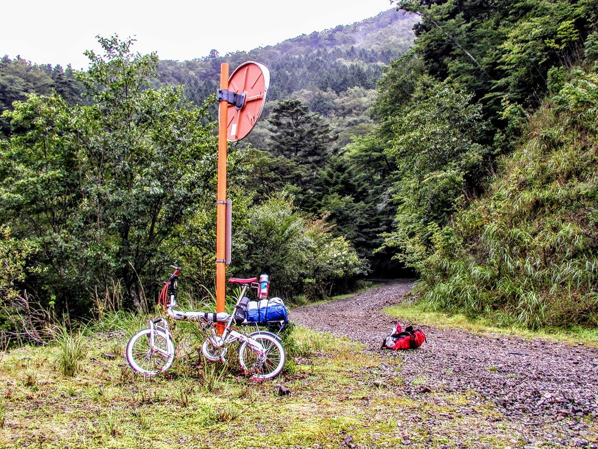 cycling_109's tweet photo. 前回、途中で気を失って完走出来なかった剣山スーパー林道に、またチャレンジしてみたいですね🚴‍♂️💨⛺️⛰️
写真は倒れた直後に、顔面を流血しながら撮った一枚です📸
#キャンプツーリング
#ソロキャン
#剣山スーパー林道 https://t.co/L6LD9hwBBO