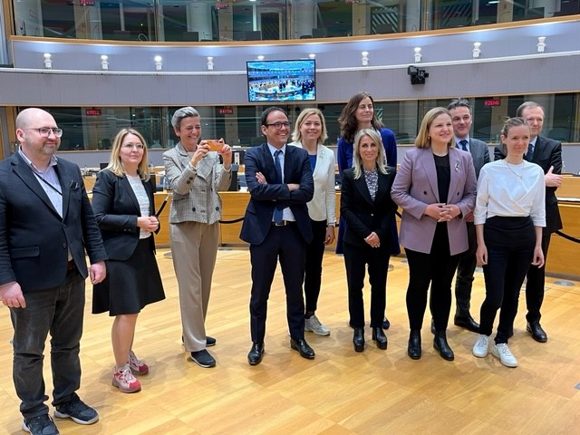 Henna Virkkunen (@hennavirkkunen) on Twitter photo After 16 hours of negotiations, a balanced compromise was reached on #DSA. Thank you everyone for your cooperation. Fair competition, #transparency and user rights are at the core of the DSA. 🙌<a href="/ep_industry/">ITRE Committee Press</a> @Europe2022FR <a href="/digitaleu/">Digital EU 🇪🇺</a> After 16 hours of negotiations, a balanced compromise was reached on #DSA. Thank you everyone for your cooperation. Fair competition, #transparency and user rights are at the core of the DSA. 🙌<a href="/ep_industry/">ITRE Committee Press</a> @Europe2022FR <a href="/digitaleu/">Digital EU 🇪🇺</a>