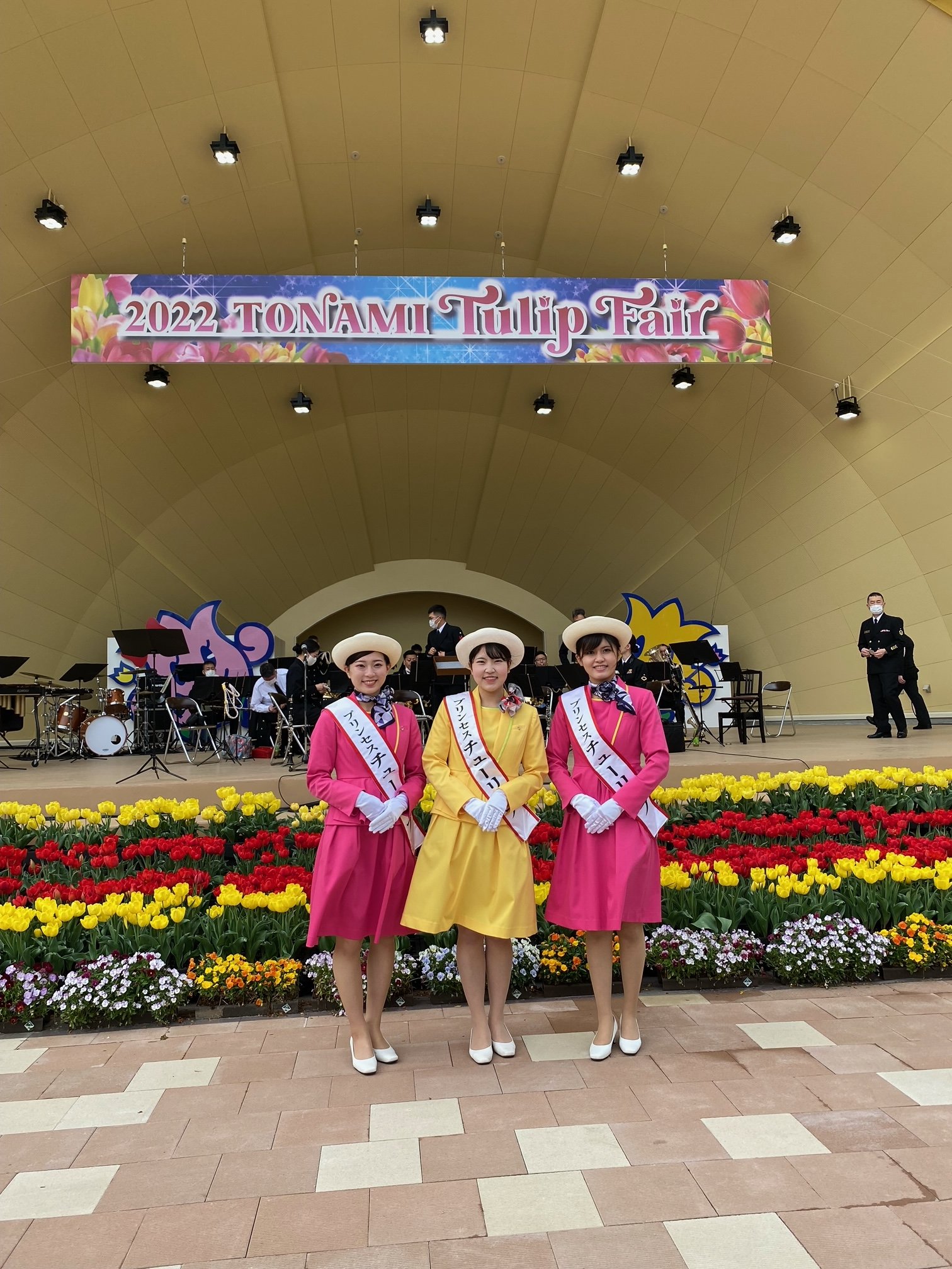 自衛隊富山地方協力本部 となみチューリップフェア にて １０時からと１３時からの２回 海上自衛隊 舞鶴音楽隊 とテノール 歌手 澤武紀行 様とのコラボレーションによるコンサートが実施されます 皆様のお越しをお待ちしております