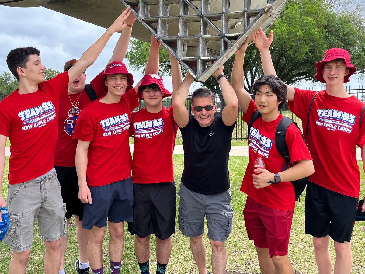 aparrisx's tweet photo. Showing of my Space Hero pride over at Space Center Houston and having fun meeting robotics students from around the world! 🌎🚀 @wearespacehero #flyspacehero #theinspired24 #firstrobotics #firstroboticscompetition @SpaceCenterHou https://t.co/Vs8jguaERx