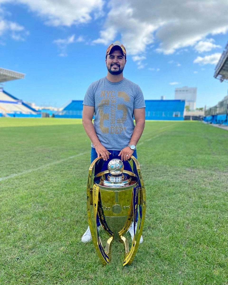 johnverav's tweet photo. Con esta hermosura de 🏆 #Campeones2019 @DelfinSC 🐬 https://t.co/X2hsTyvBP6