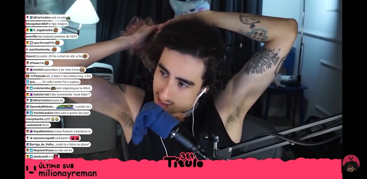 o felps amarrando o cabelo enquanto usa uma regata deveria ser considerado crime.