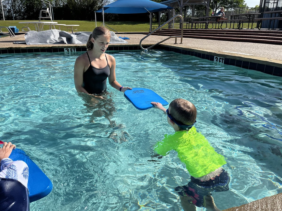 Select_Lessons's tweet image. Melia talks to level 2 swimmers about kicking in on your side!

Who’s ready for summer??🙋🏼‍♂️