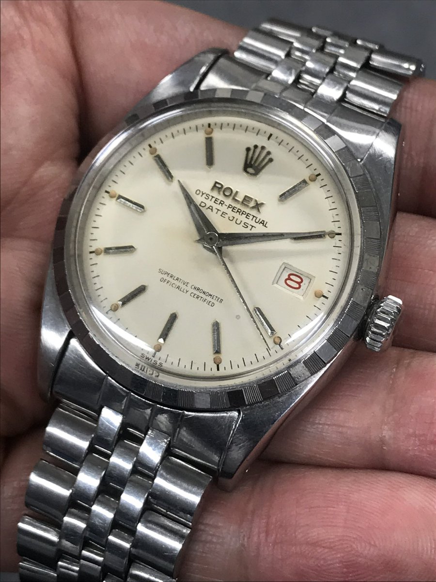 AkiraSATO909's tweet photo. 1958年 6605 Date-Just
パウダーホワイトダイアル
に砲弾型インデックスそして
リーフハンド&赤黒日付
ヴンテージ感溢れる
人気のデイトジャストだが
この時計の最大の魅力は
チェッカーフラッグを連想する
SSベゼル
#ref6605
#ヴンテージデイトジャスト https://t.co/3HE3uQQJCz