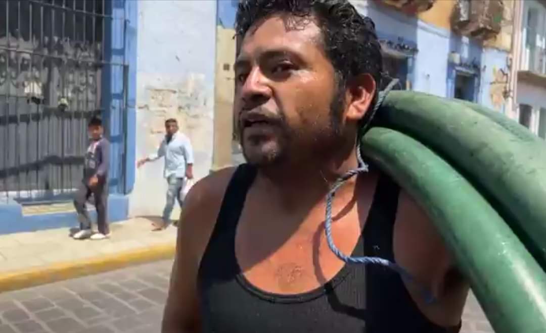 #UNIDOSPOROAXACA
Gracias a Dios, por oaxaqueños como el #PiperoMan, no todo está perdido en Oaxaca. Salvó de la destrucción por el fuego al Hotel Casa Antigua. Su propietario, Felipe Castillo González, desea expresar su gratitud al acto heroico del #PiperoMan.