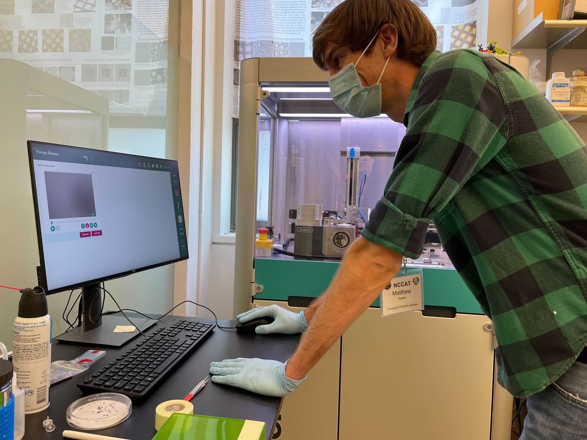 therickybaker's tweet photo. Thanks @edward_eng and everyone at @NCCATinfo for hosting Baker lab grad student Matt Begley (@Biochem_Batman) to use the @SPTLabtech  #Chameleon to optimize a challenging #cryoEM sample. Grids looking much better than blotting methods! https://t.co/cftgf1oxuW