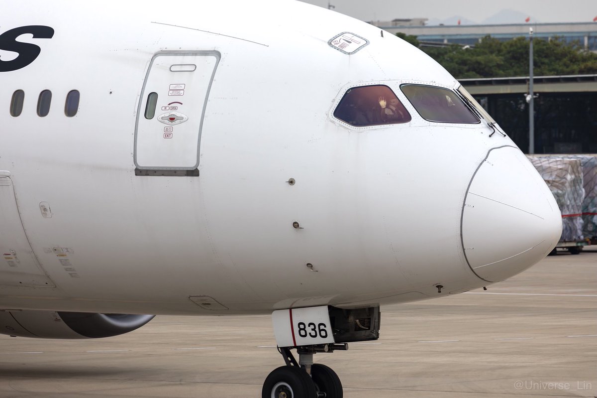 lin_universe's tweet photo. Friendly Japan Airlines pilot waving to us ( ´▽` )ノ
#aviationphotography #aviationlovers
#Avgeeks
#Boeing
#Boeing787
#ZGGG
@JAL_Official_jp
#JAL
#JAL787就航10周年
#Dreamliner https://t.co/dpDbVnbbfy