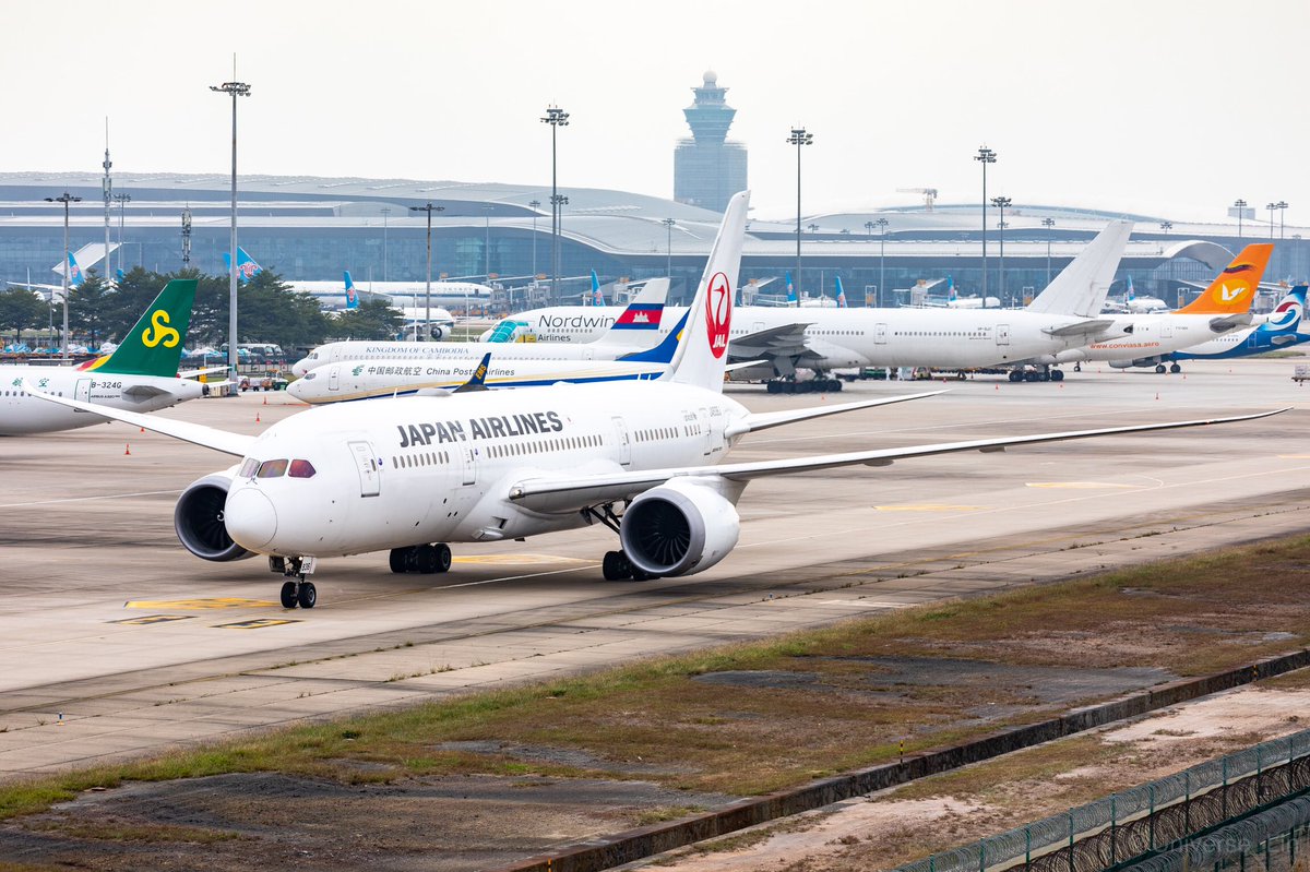lin_universe's tweet photo. Friendly Japan Airlines pilot waving to us ( ´▽` )ノ
#aviationphotography #aviationlovers
#Avgeeks
#Boeing
#Boeing787
#ZGGG
@JAL_Official_jp
#JAL
#JAL787就航10周年
#Dreamliner https://t.co/dpDbVnbbfy
