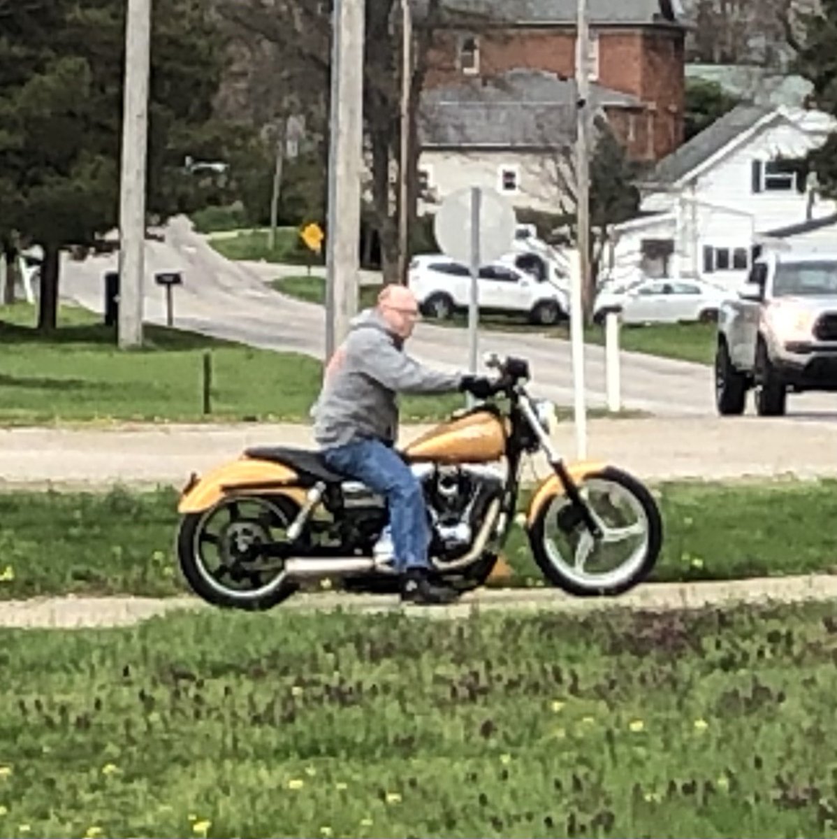 ConTheDonnn's tweet photo. he moved this thing from the shop to the house today. Snapped on it out front and blew the tire off, it left a 40 foot black mark 😂❤️ https://t.co/1Sa9kgG4Z1