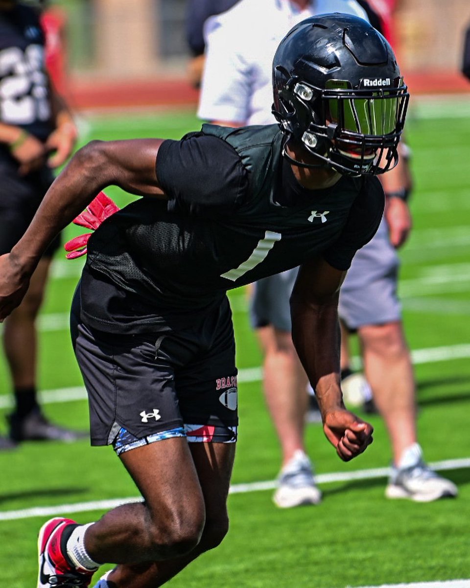 Spring football ball has begun! Day2 with helmets!!! @BengalLifestyle @AndresPesina 📸 @Coach_Cmoore @KeeganByrd7 @JaryanW @brysonnnn_ @Jaylonburton3