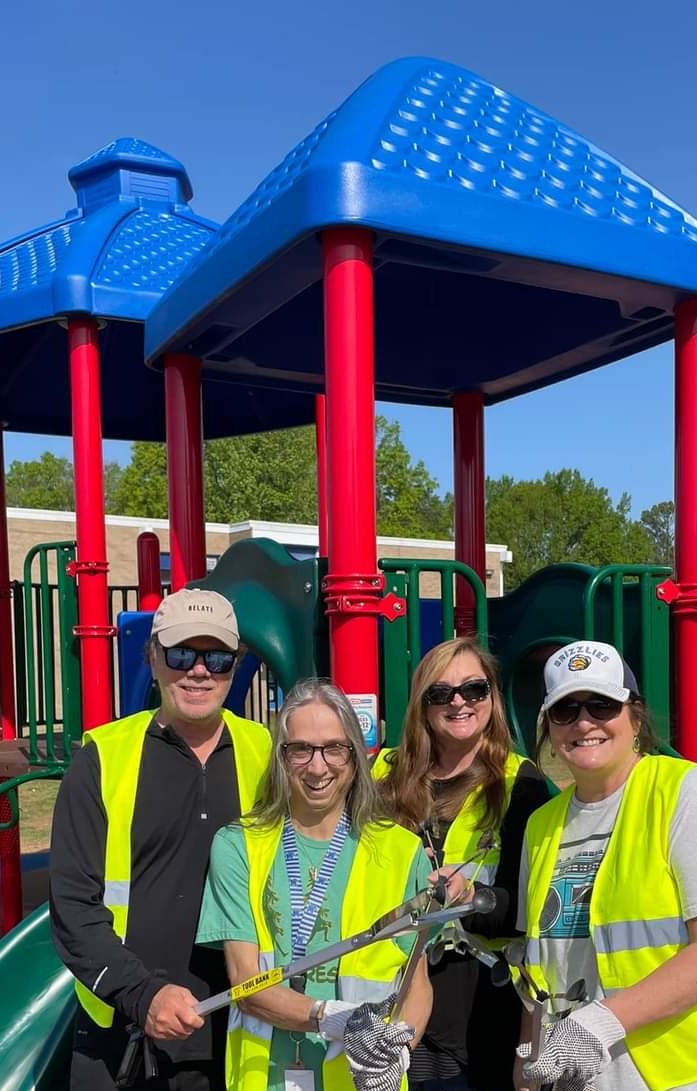 CindyDMemphis's tweet photo. Celebrating #EarthDay2022 with our @1045theriver crew (Dennis not pictured) 🌿! @MEM_Beautiful #lifeataudacy #1Day1Thing https://t.co/4uhp1D1lZy