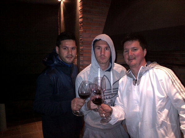 insilbable's tweet photo. ¿Qué preferís?

RT: una noche con Emilia Mernes 

FAV: Tomar un vinito con Messi https://t.co/VuxpSVqYOc