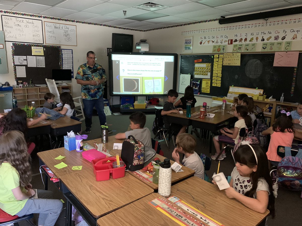 ChamizaConejos's tweet photo. From Earth Day Trash Sculptures to the life cycle of plants to learning the impact the moon has on the Earth Chamiza students jumped two feet into celebrating Earth Day 2022! #EarthDay2022 #EarthDay https://t.co/hNjyLL00fc