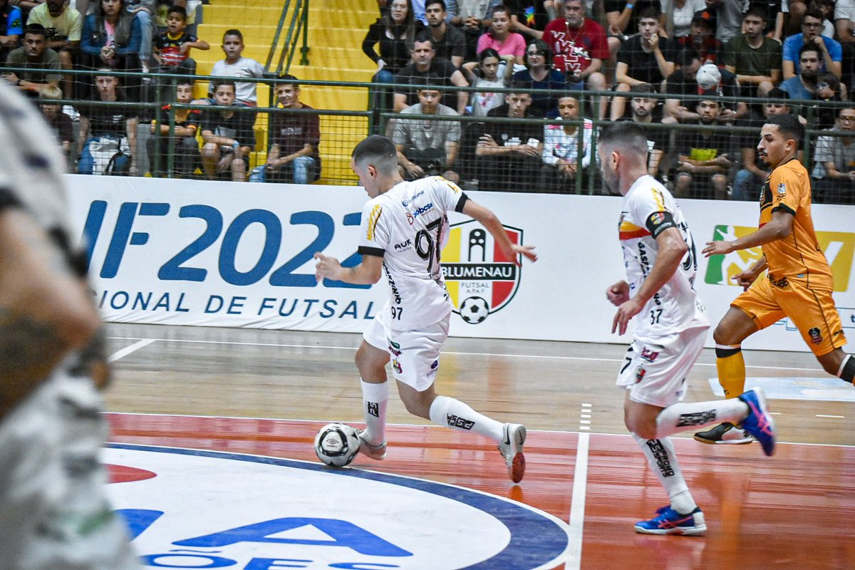 blumenaufutsal's tweet photo. SEGUIMOS NA LUTA 💪🏽

Sem abaixar a cabeça, foco no trabalho! Confira alguma das fotos do jogo contra o Magnus Futsal.

📸 @saviofoto 

#Blumenau #Futsal #SantaCatarina #blumenaufutsal #BlumenauSC #VaiBlu #blu #SC #esporte #blumenaucity #blumenauscbrasil https://t.co/6DhGcmOLCd