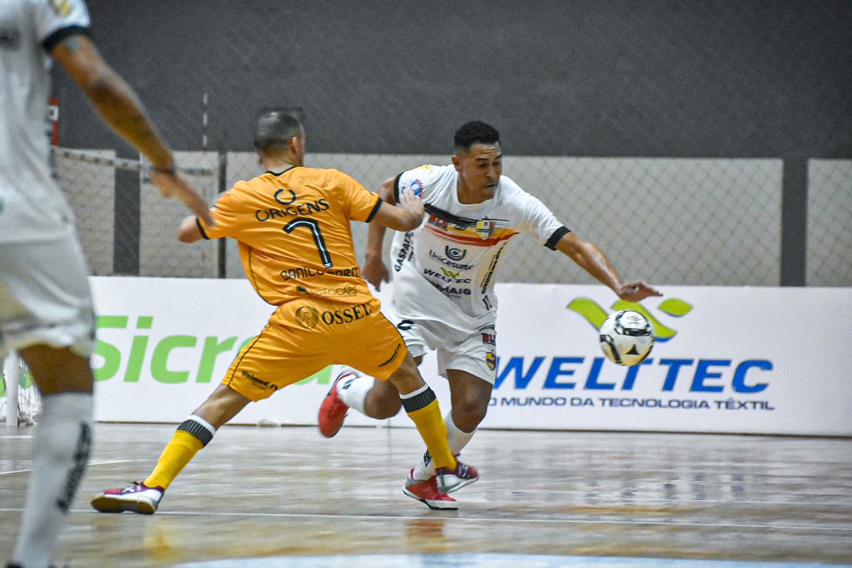 blumenaufutsal's tweet photo. SEGUIMOS NA LUTA 💪🏽

Sem abaixar a cabeça, foco no trabalho! Confira alguma das fotos do jogo contra o Magnus Futsal.

📸 @saviofoto 

#Blumenau #Futsal #SantaCatarina #blumenaufutsal #BlumenauSC #VaiBlu #blu #SC #esporte #blumenaucity #blumenauscbrasil https://t.co/6DhGcmOLCd