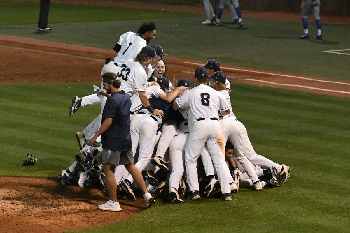 WU_Bulldogs's tweet photo. 🏆SAC CHAMPS🏆

#1 @WingateBaseball claims the outright regular season SAC title with a 10-2 victory over Mars Hill!!

'Dogs are 39-6 overall &amp; 19-2 in the SAC!

#OneDog | #WINgate https://t.co/nUCEtoqelf