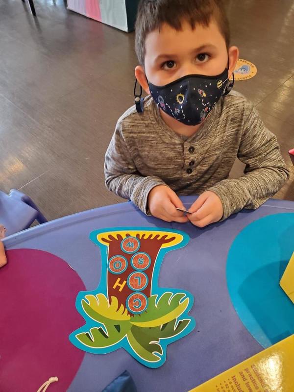 larysamarie's tweet photo. He can identify his ABCs in English and Spanish! @hawkchica https://t.co/LxgE4Nm3Ol