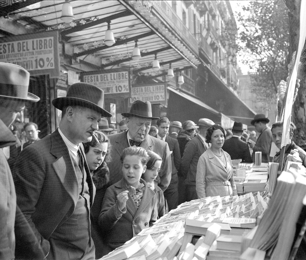 Diada de #SantJordi de 1933 a Barcelona. Imatge d'alta resolució i molt detall del fotoperiodista Frederic Juandó i Alegret. Quasi bé se sent, de fons, el brogit de la gent i tot.